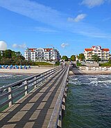 Seebrücke an der Ostsee mit Blick auf den Strand von Kühlungsborn