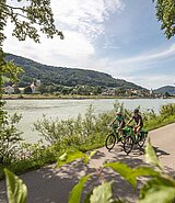 Radfahren am Donauradweg vorbei an Kramesau