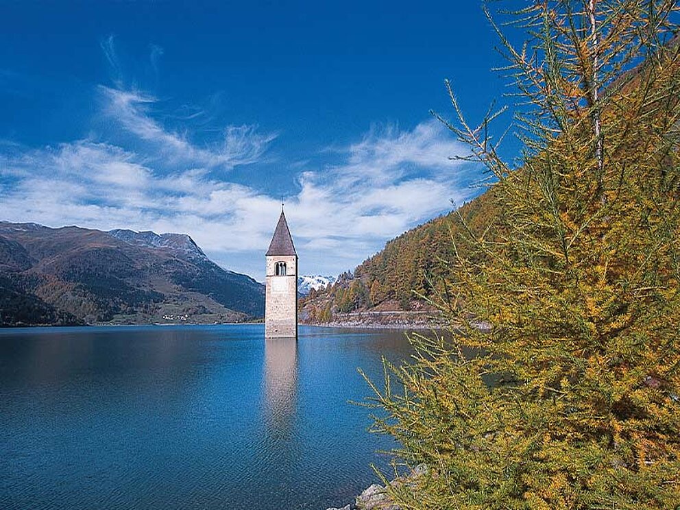 ein Turm ragt aus dem See