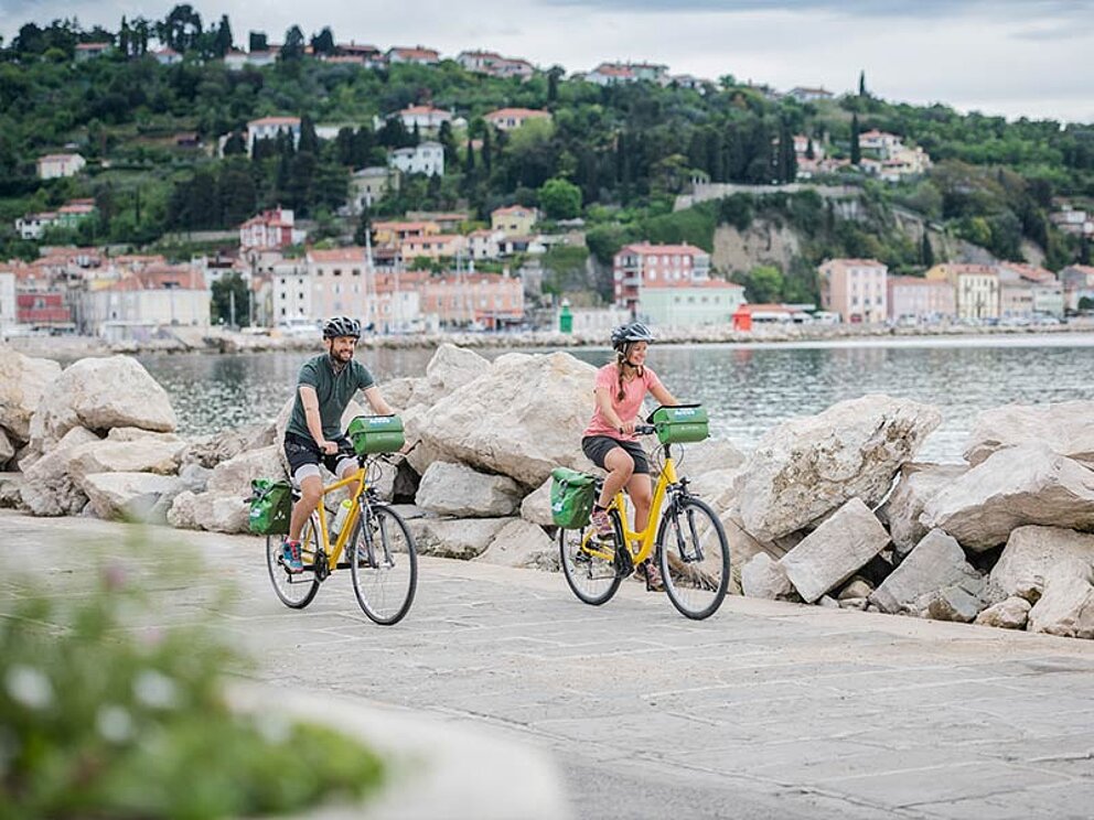 2 Radfahrer an der Mole von Istrien
