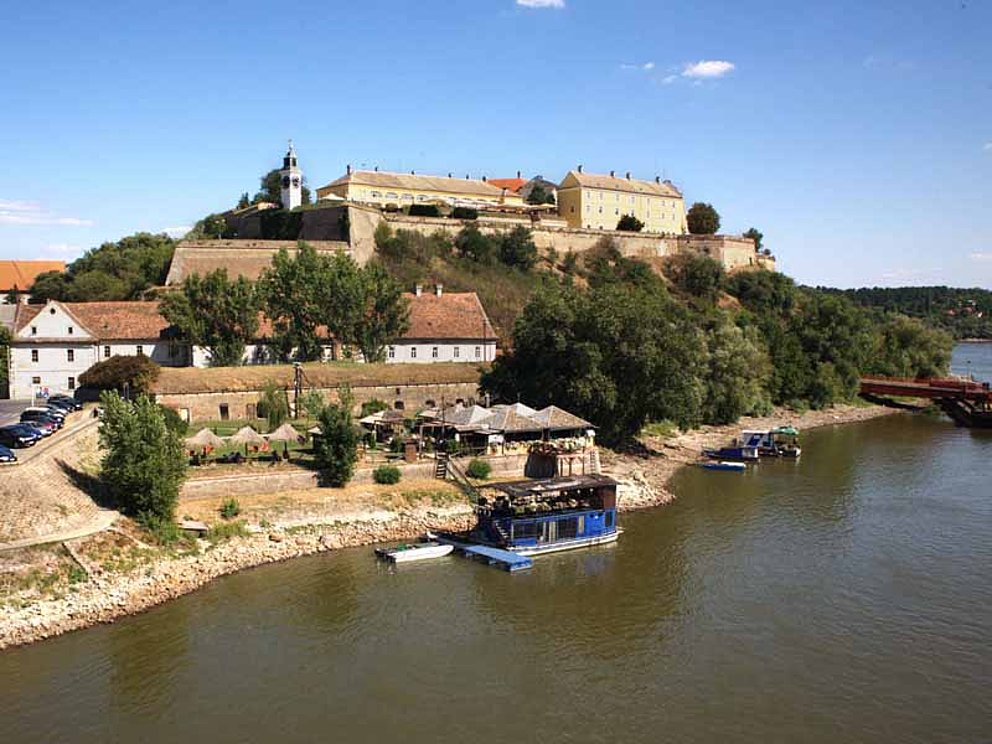 Burg Petrovaradin in Novi Sad in Serbien liegt direkt an der Donau.