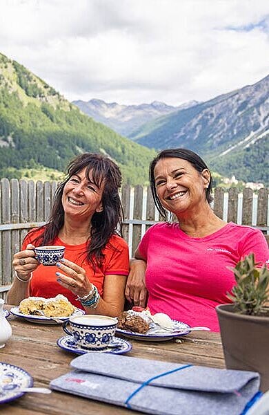 2 Damen am Tisch im Gastgarten mit Kaffee und Apfelstrudel