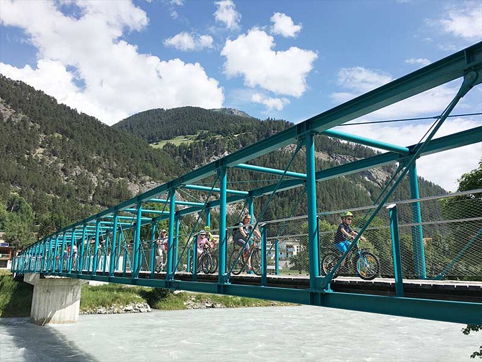 Radfahrer fahren über eine Brücke