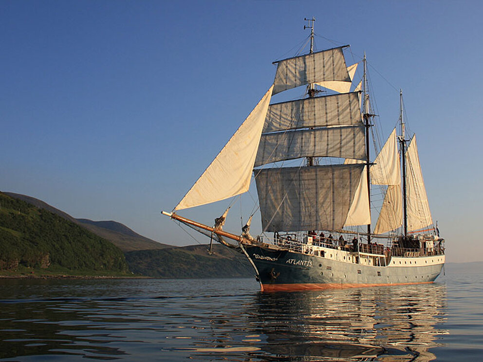 Das Schiff auf See in der Abenddämmerung