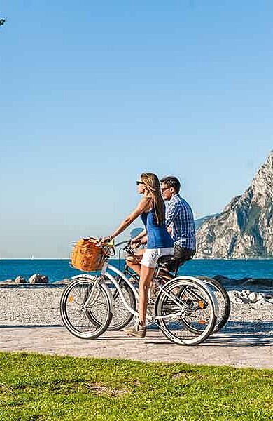 zwei Radfahrer unterwegs in Italien am Radweg am Gardasee