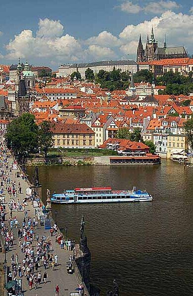 Blick auf Prag mit Brücke
