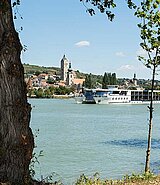 Blick auf die Donau und Krems mit vorbeifahrender MS Primadonna