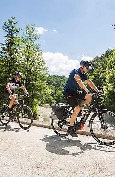 KTM-Radfahrer unterwegs am Ennsradweg bei Steyr