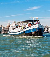 Schiff in Fahrt, im Hintergrund Venedig
