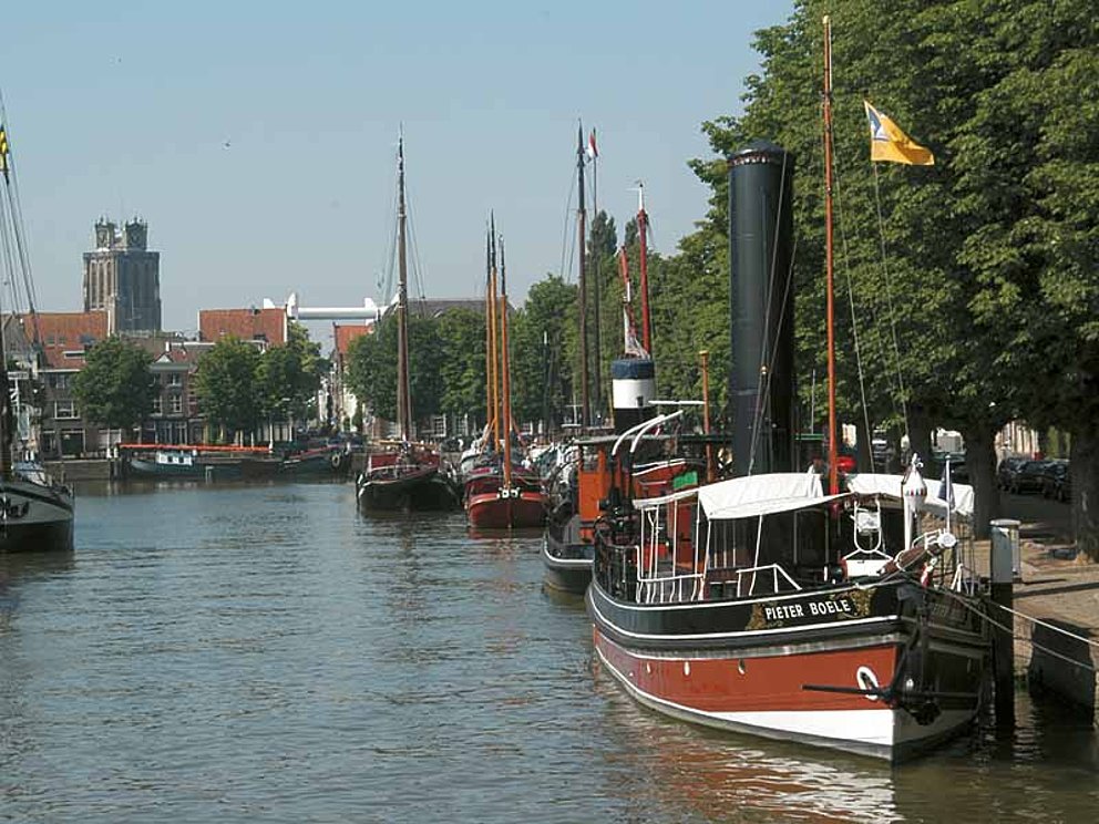 Anlegestellen mit Booten in der Stadt Dordrecht in Holland