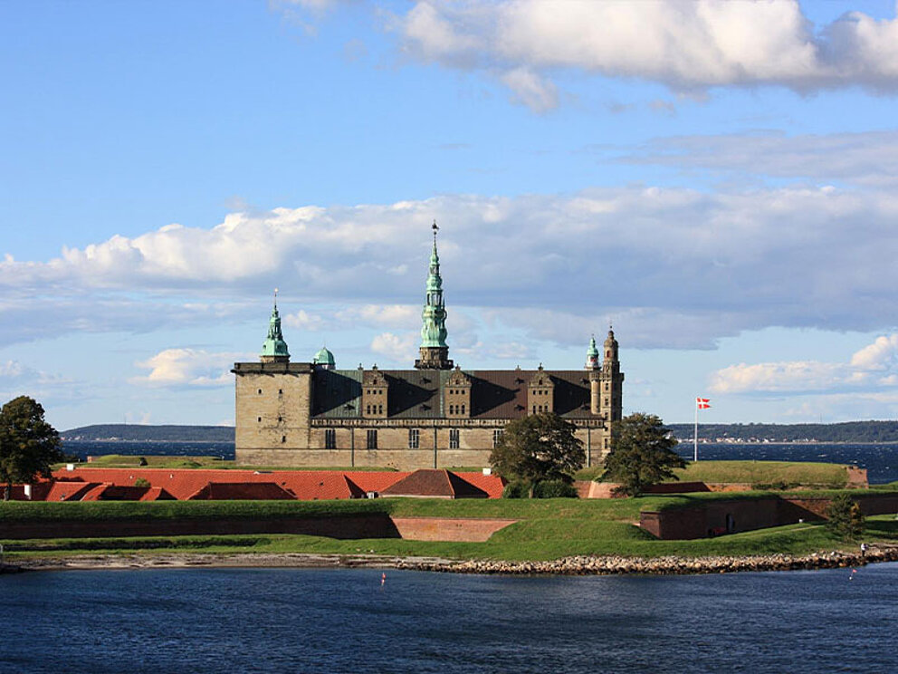 Außenansicht vom Schloss, umgeben von Wasser