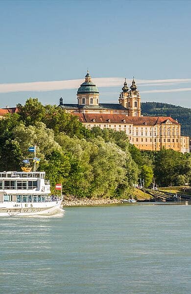 Donau mit einem Schiff, im Hintergrund Stift Melk