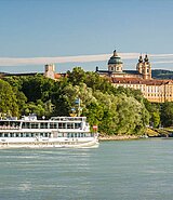 Donau mit einem Schiff, im Hintergrund Stift Melk