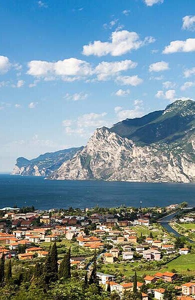 Panorama von Riva, dem Gardasee und Bergen