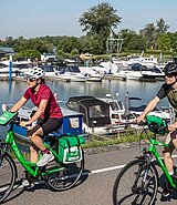 zwei Radfahrer im Hafen in Au