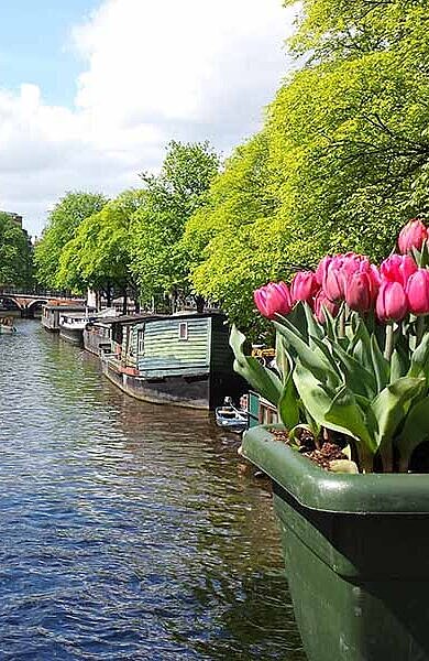 Wassverlauf mit Booten in der Hauptstadt von den Niederlanden - Amsterdam