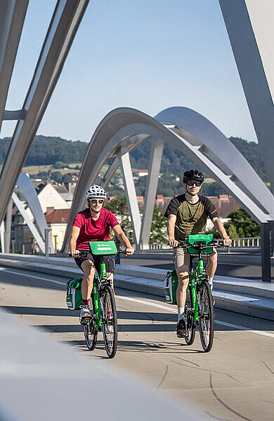 2 Radfahrer auf der neuen Donaubrücke in Linz