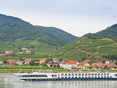 Das Schiff auf der Donau, im Hintergrund Weinberge
