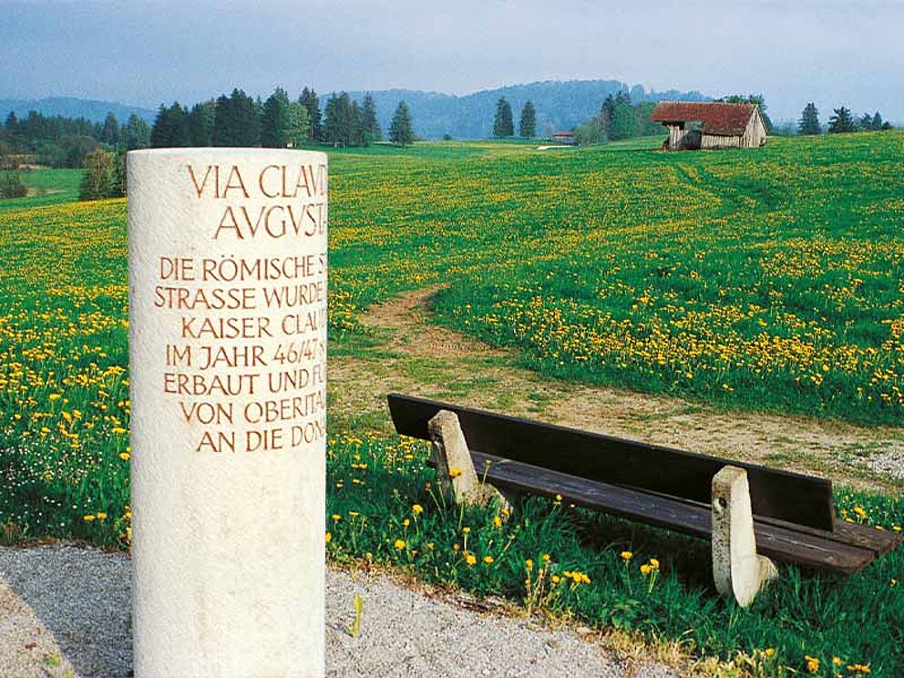 Wiese mit einer RAstbank, MEilenstein mit Einschrift