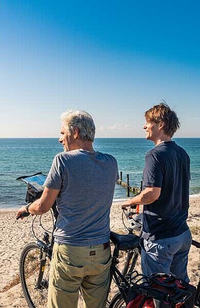 Zwei Radfahrer auf dem Ostseeküstenradweg