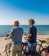 Zwei Radfahrer auf dem Ostseeküstenradweg