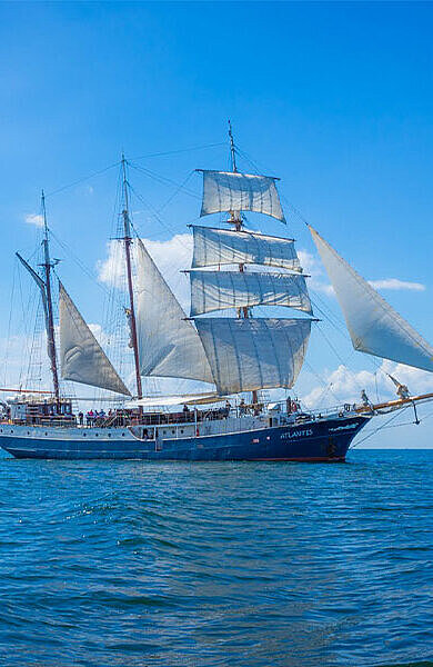 Das Schiff mit gesetzten Segeln auf See