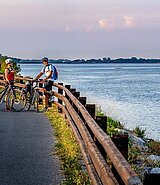 2 Radfahrer an der Adria-Küste in der Abenddämmerung