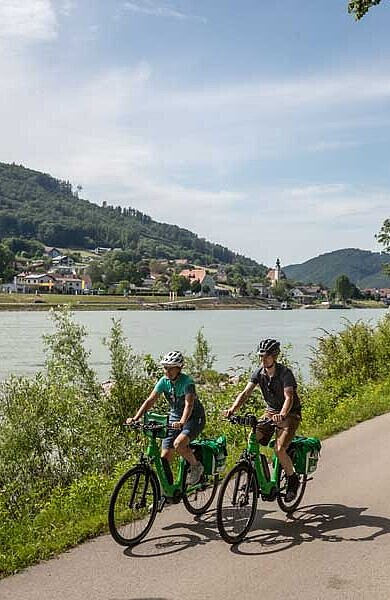 zwei Radfahrer am Donauradweg vorbei an Kramesau