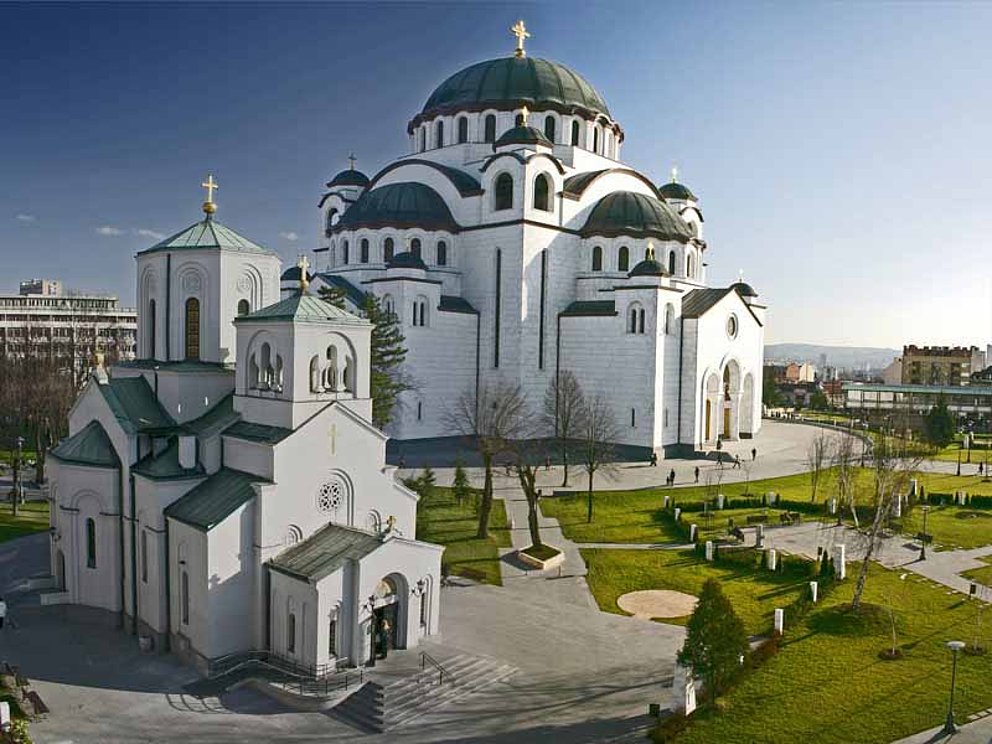 Die Sava Kathedrale in Belgrad mit zahlreichen Kuppeln