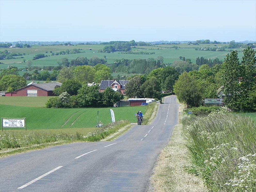 ein Radfahrer auf einer einsamen Straße 