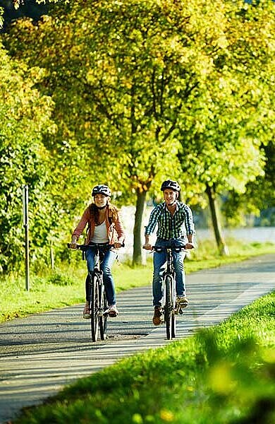 zwei Radfahrer im Radurlaub am Moselradweg in Deutschland