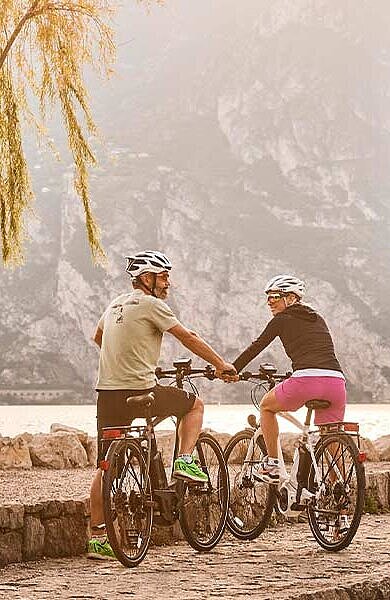 2 Radfahrer am Ufer des Gardasees
