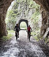 2 Biker kommen aus einem Tunnel
