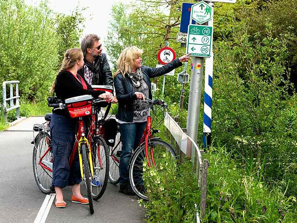 Radfahrer vor Wegweisern in Holland