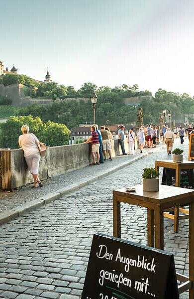 Menschen auf der alten Brücke in Würzburg