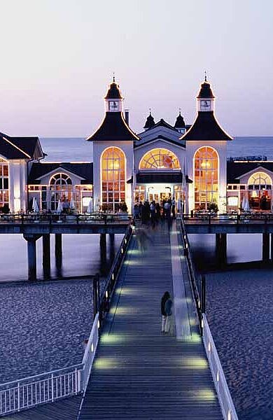 Im mondänen Gebäuce auf der hölzerne Seebrücke Sellin auf Rügen erwartet Sie ein gepflegtes Restaurant.