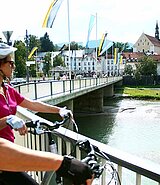zwei Radfahrer bewundern die Isar von Brücke in Bad Tölz in Deutschland