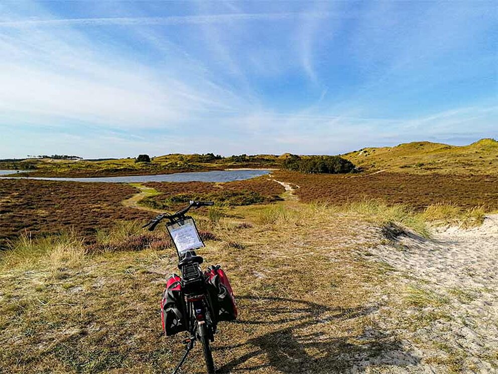 ein Fahrrad in den Dünen