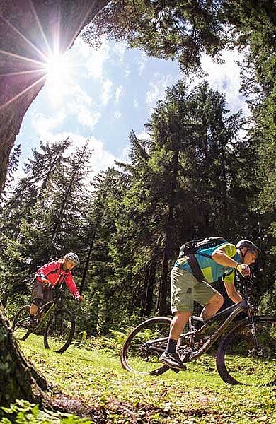 zwei Mountainbiker unterwegs durch die schöne Landschaft des SalzburgerLandes