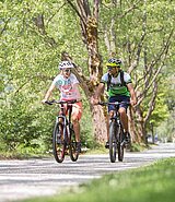 Zwei Radfahrer im Urlaub am Zeller See