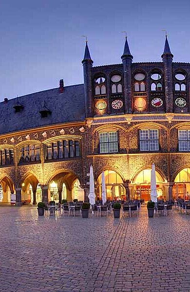 Rathausmarkt bei Abendstimmung in Lübeck an der Ostsee