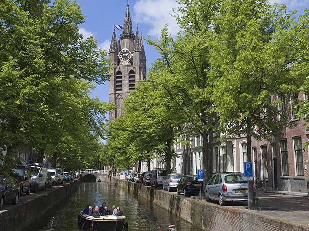 Kanal mit Allee durch die Stadt Delft in den Niederlanden